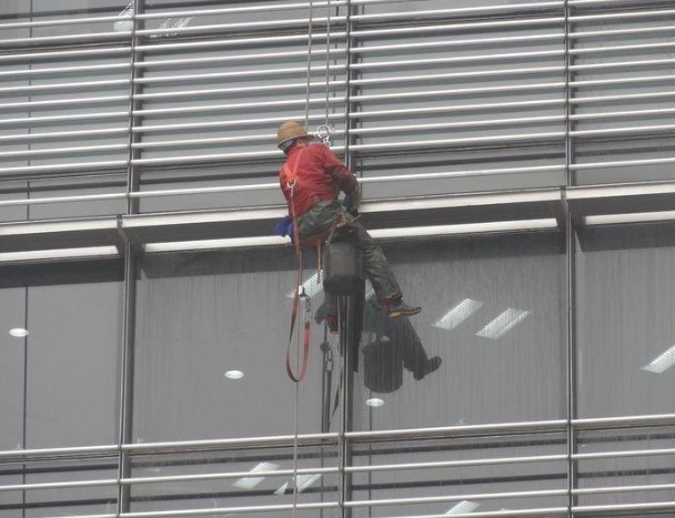 高空玻璃外墙清洗保洁最有效的两种方法