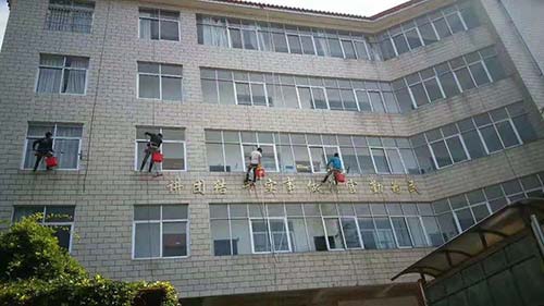 高空外墙的清洗方法和技巧(图1)