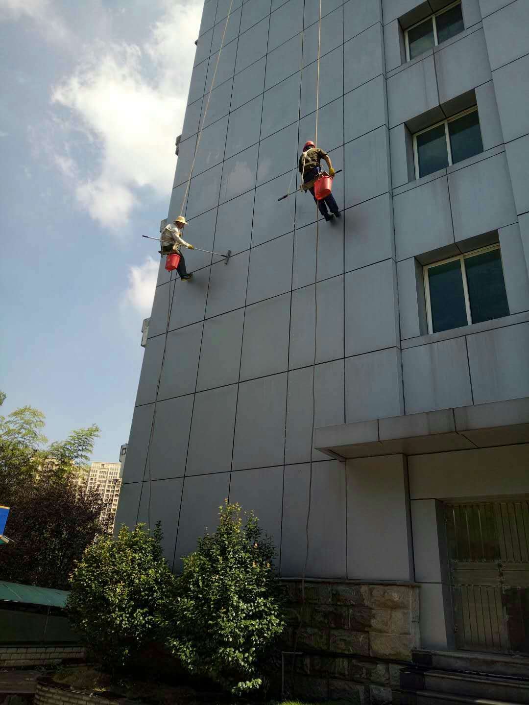 有没有人知道高空外墙清洗需要注意什么(图1)