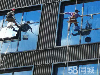 惊叹！能做手术的机器人和高空洗幕墙这科技让人赞不绝口！(图1)