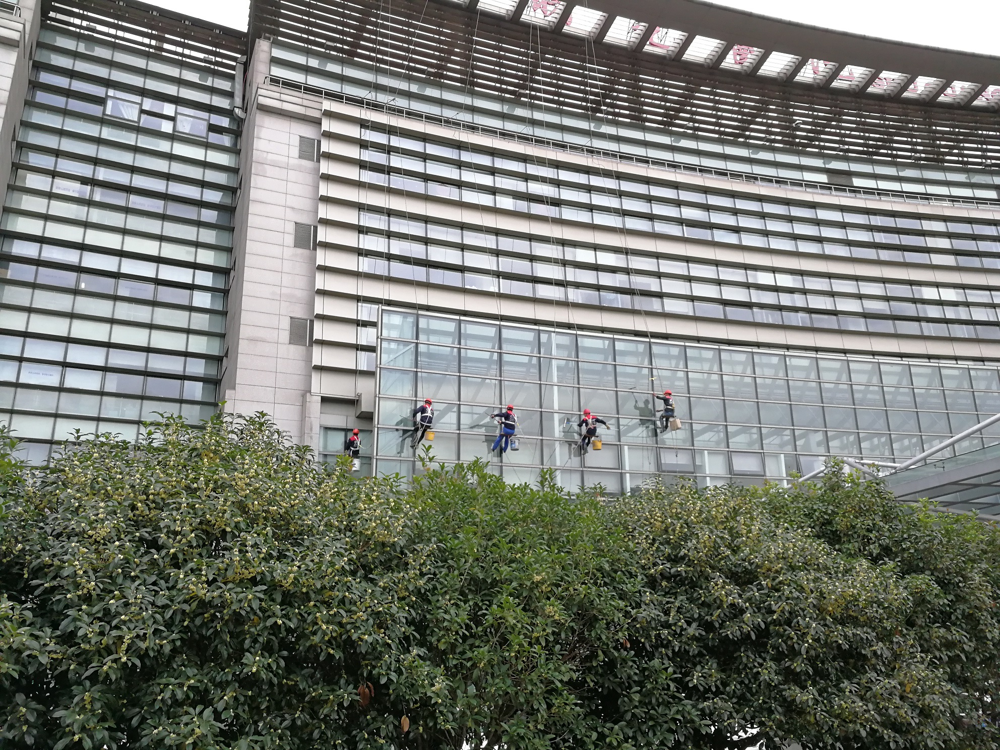 Skr高空外墙清洗方案(图1)