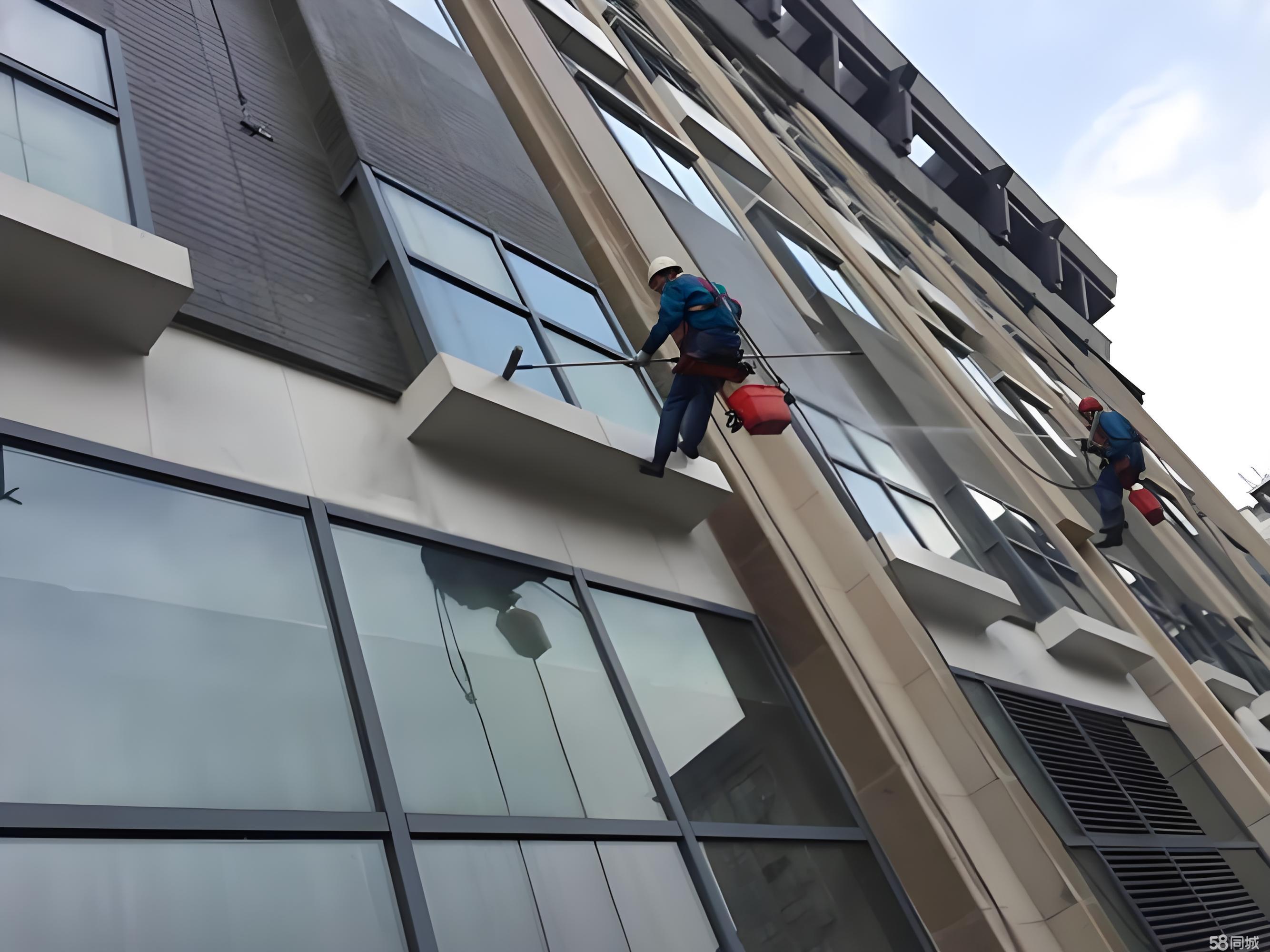 机器人血洗高空作业：人工外墙清洗的临终倒计时！(图1)