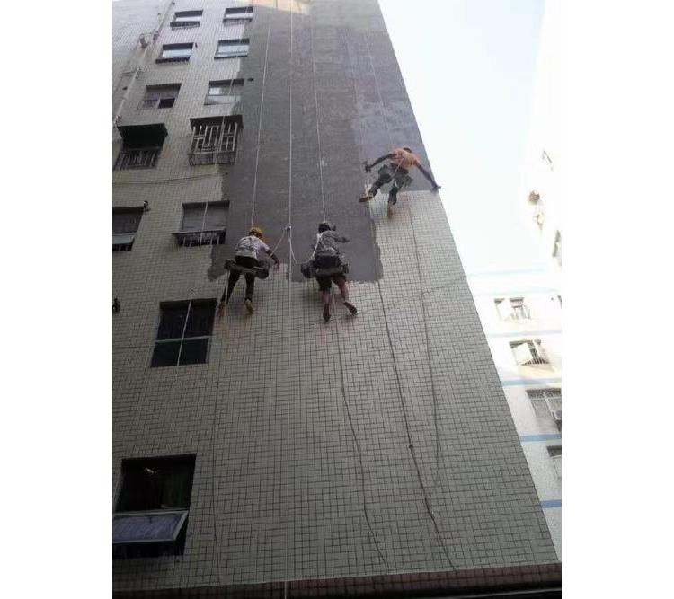 高空清洁“蜘蛛人”困境：无人机清洗技术能否破局？(图1)