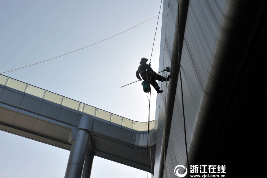 “蜘蛛人”飞檐走壁为高楼沐浴(组图)(图4)