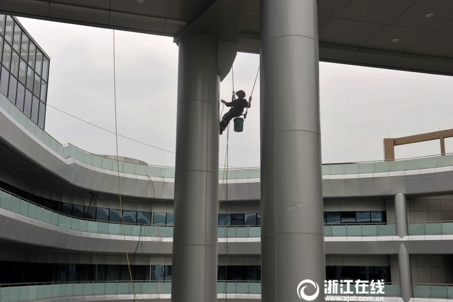 “蜘蛛人”飞檐走壁为高楼沐浴(组图)(图6)