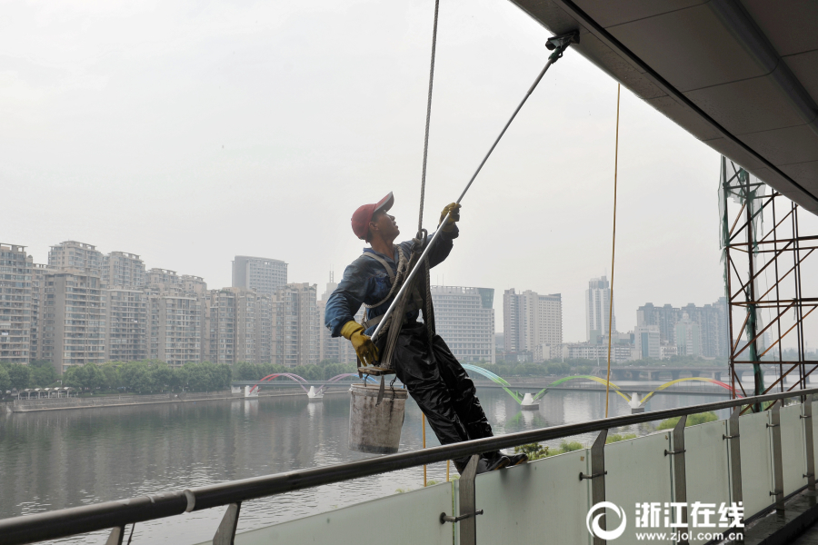“蜘蛛人”飞檐走壁为高楼沐浴(组图)(图7)
