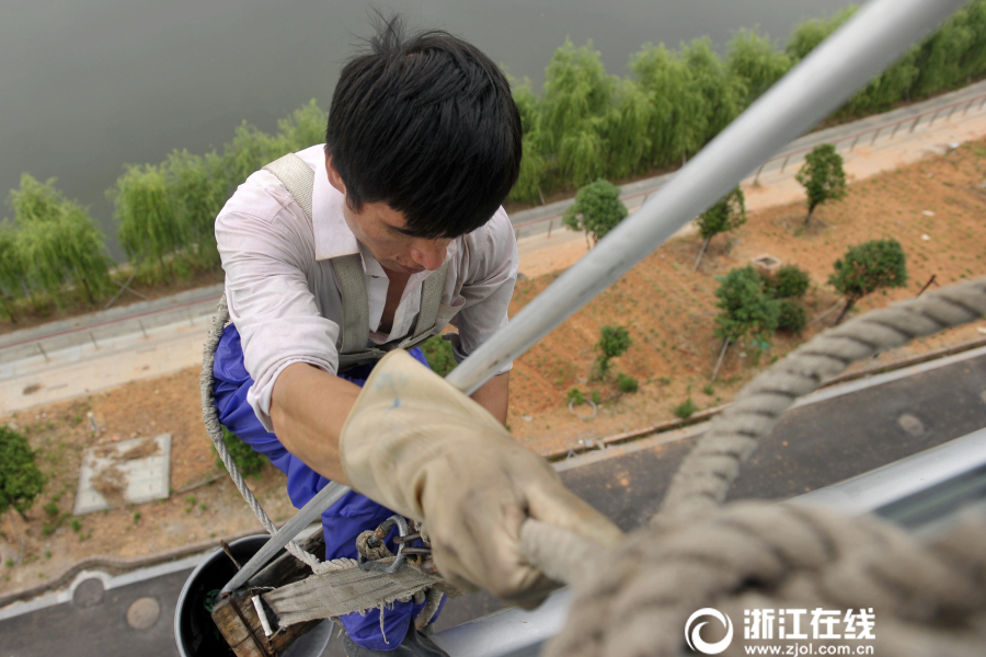 “蜘蛛人”飞檐走壁为高楼沐浴(组图)(图8)