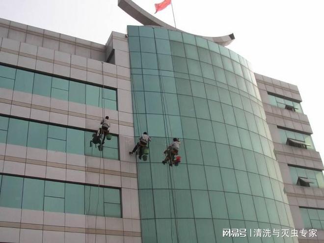 深圳医院高空外墙清洗怎么洗(图1)