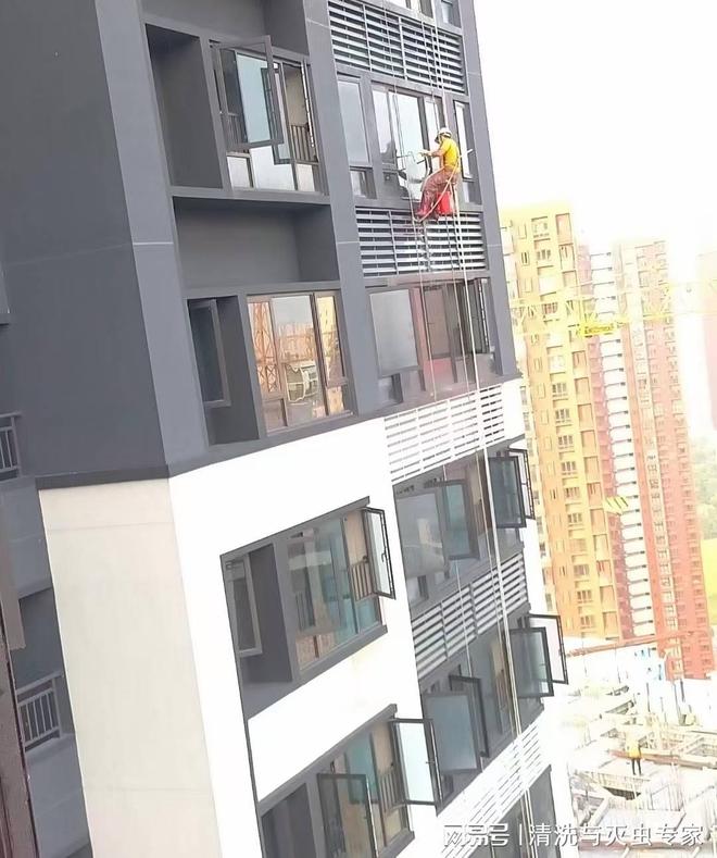 深圳医院高空外墙清洗怎么洗(图2)
