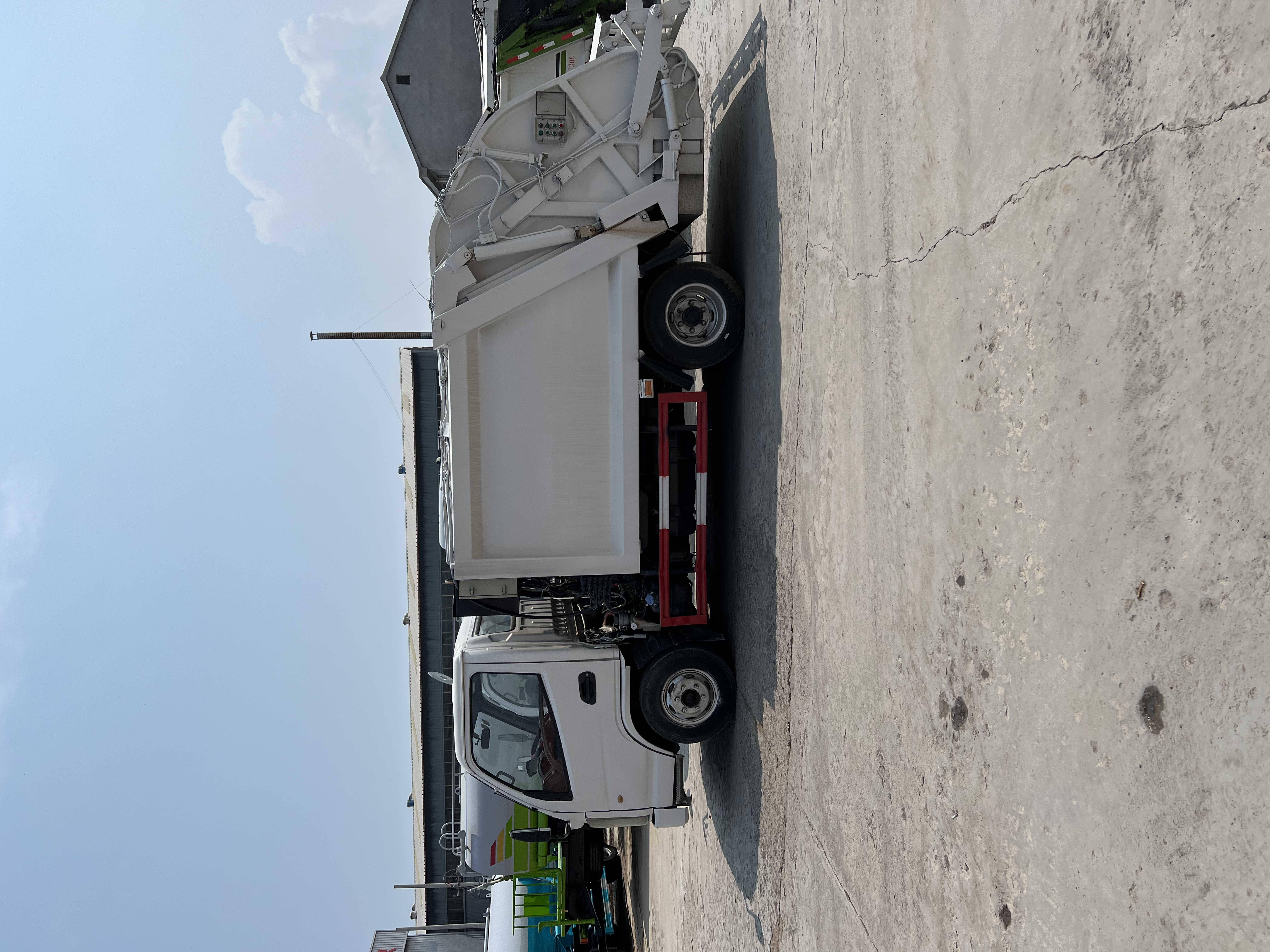 山东东环汽车科技专注环卫装备制造多规格压缩垃圾车全覆盖助力城市清洁高效升级(图1)