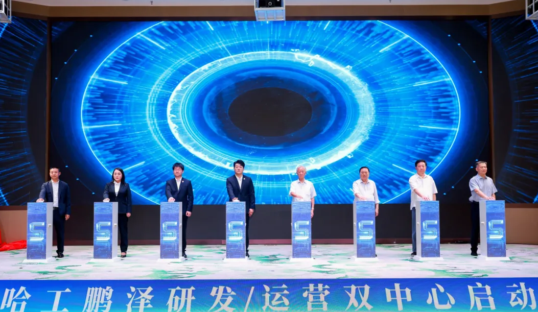 全球首款滚轮式越障高空幕墙清洗机器人亮相深圳罗湖(图2)