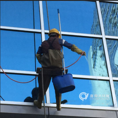 哈工鹏泽发布全球首款滚轮式高空幕墙清洗机器人(图1)