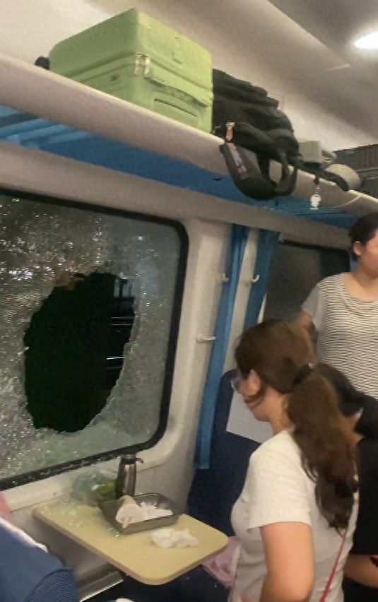 机场摆渡车挤满人疑没开空调闷热难耐女乘客晕倒后有人砸窗自救；西宁曹家堡机场：正介入调查(图5)