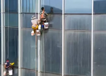 女子未穿衣被清洗外墙工人看到