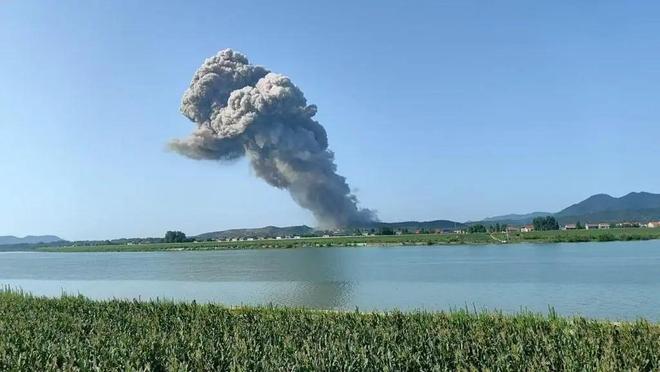 湖南一花炮厂爆炸员工称跑水沟趴下被石块砸头当地曾发高温季烟花爆竹安全生产通知：计划今起陆续停产