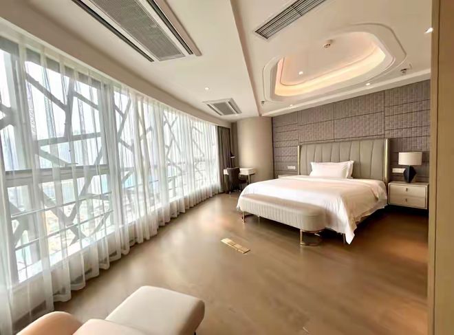 闹大了！女子裸睡被两名男工人看光清洗玻璃外墙物业没提前通知(图2)