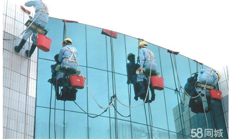 女子裸睡没拉窗帘被窗外清洁工人看光老公晒物业未通知证据600元补偿引热议