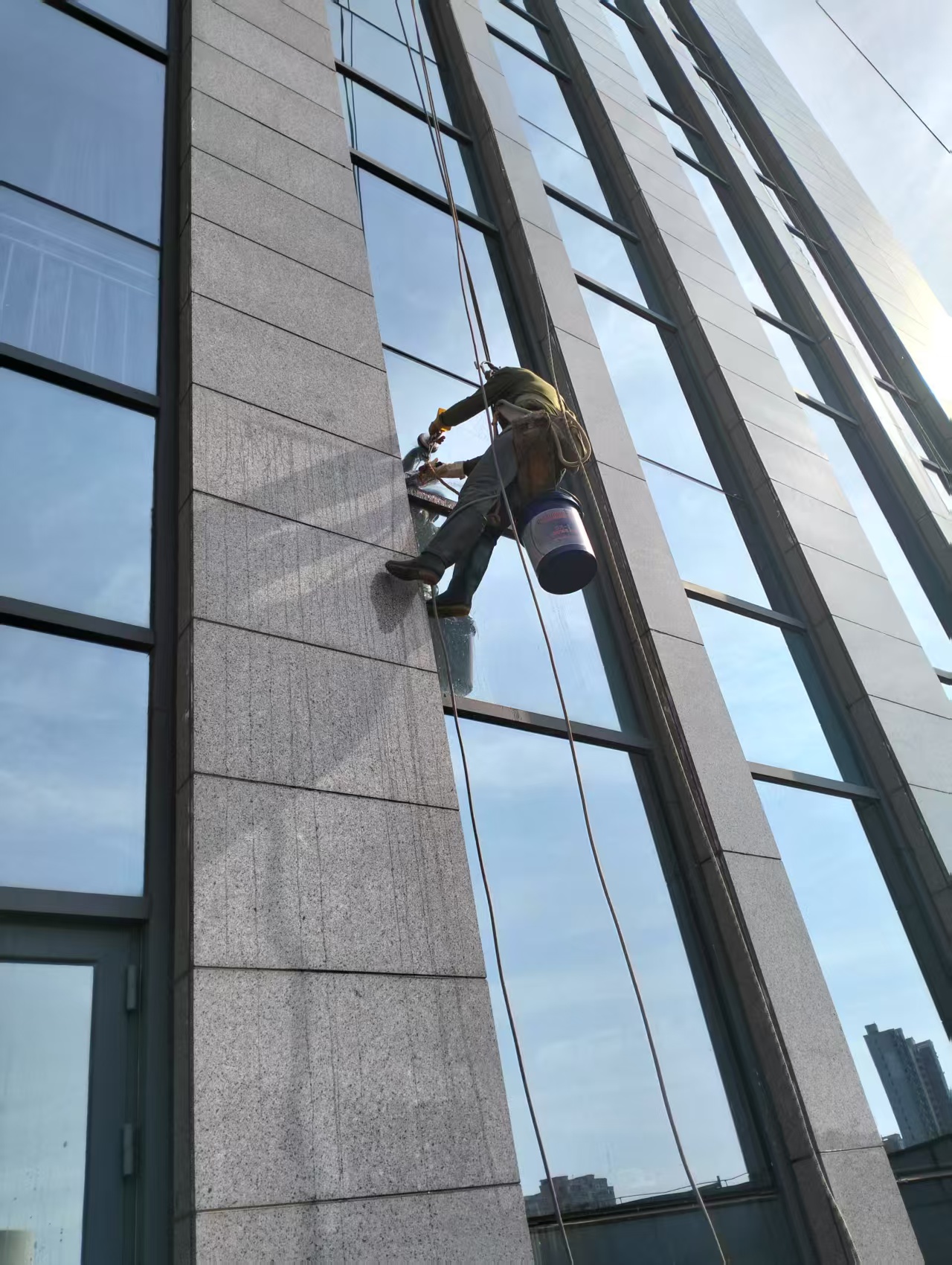 胜航-高空外墙清洗与保养的八个注意事项(图1)