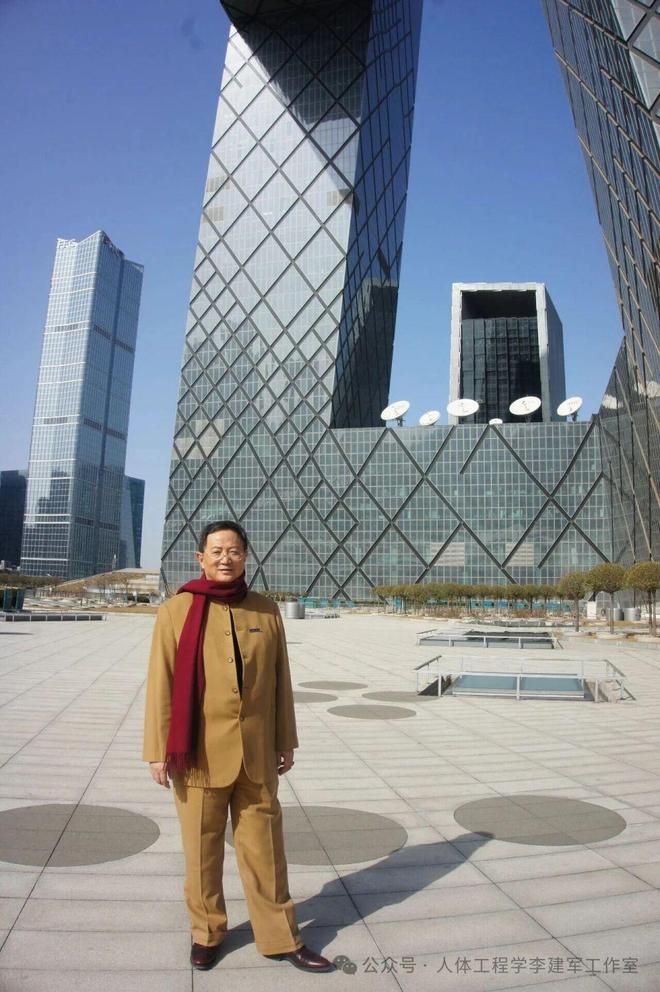 扭曲的天际线：央视大楼如何用钢铁与火焰改写北京的建筑伦理(图1)