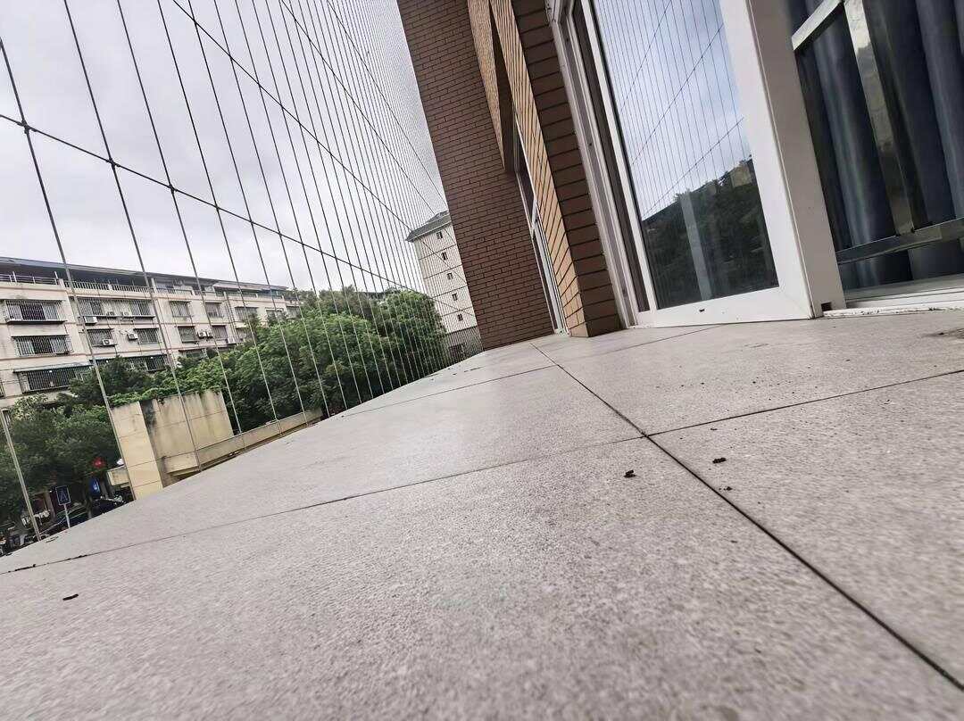 小学生站二楼窗外打扫卫生校方称有防护当地教体局已介入(图2)