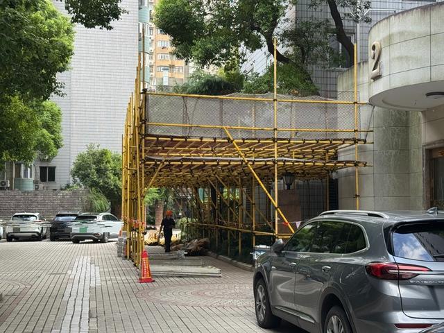 惊恐！沪上小区外墙瓷砖32楼砸下9辆车子瞬间损毁！(图6)