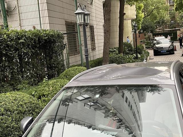 惊恐！沪上小区外墙瓷砖32楼砸下9辆车子瞬间损毁！(图4)