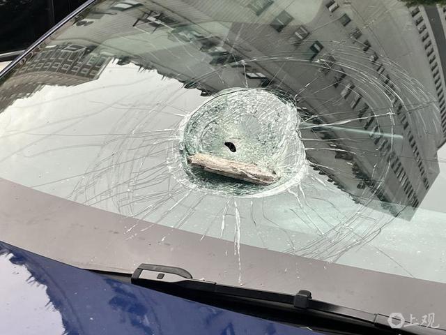 惊恐！沪上小区外墙瓷砖32楼砸下9辆车子瞬间损毁！(图5)