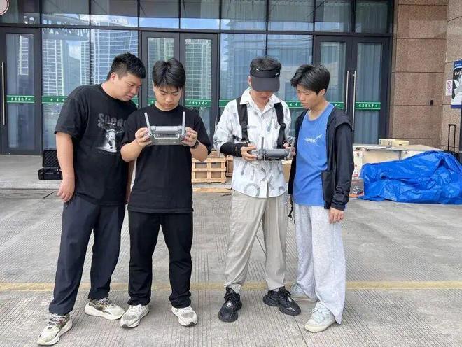 清洗无人机洗楼效率提升6倍！万勋P3×大疆M400台州首秀(图2)