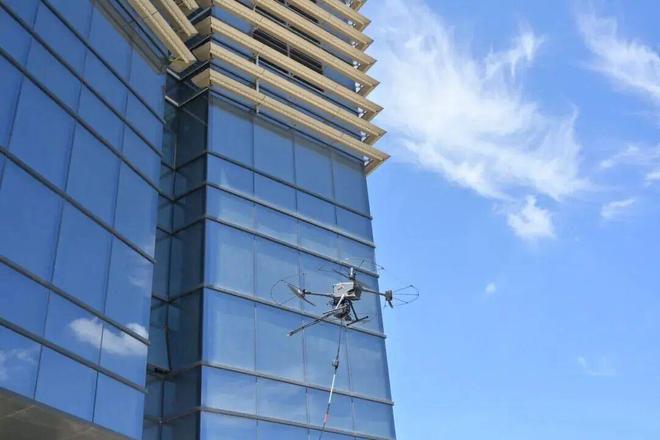 清洗无人机洗楼效率提升6倍！万勋P3×大疆M400台州首秀(图3)