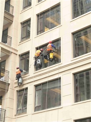 会飞的“蜘蛛人”(图1)