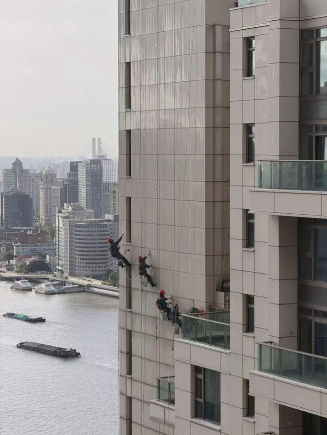 广州豪宅“侨鑫汇悦台”也开始清洗外墙了！(图2)