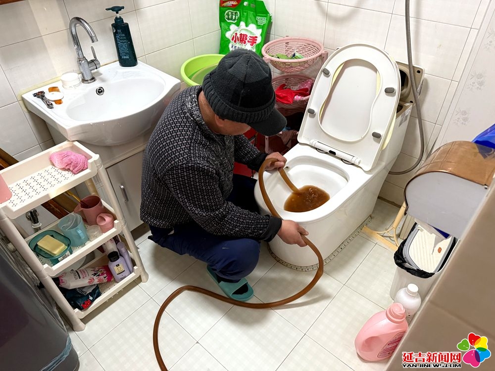 为困难家庭清洗地暖屋子暖了心也暖了(图2)