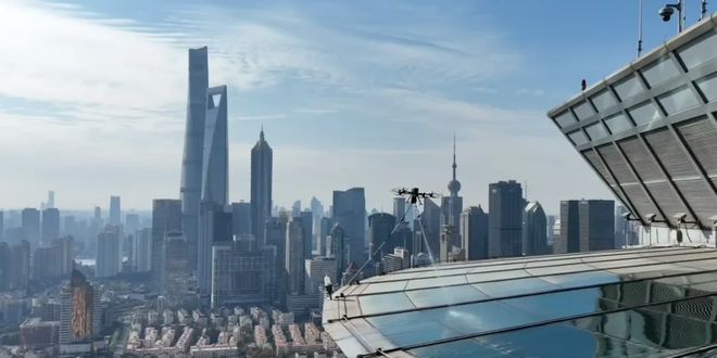 清洗无人机变身“蜘蛛人”：上海一酒店用无人机解决高空清洗难题(图2)