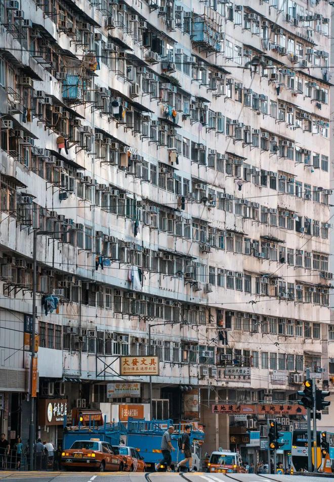 从生存逻辑到安全困境：宏福苑大火灼烧出的香港“高楼依赖”迷思