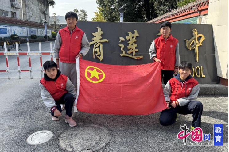 江油市青莲初中开展“阳光小天使”校园外墙清洁志愿服务活动(图2)