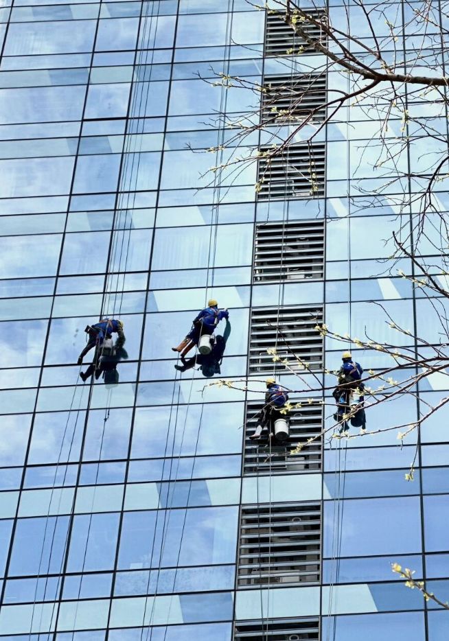 高空清洗、光伏清洗还在用人工？空中无人机省时省力省人工(图2)