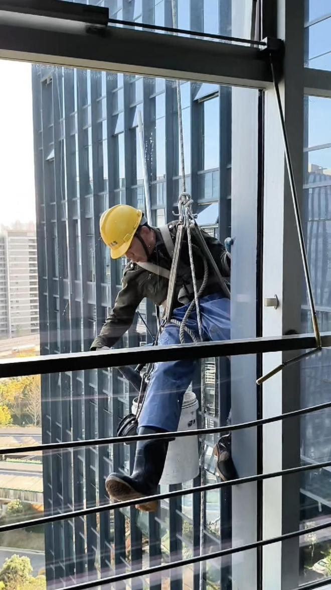 高空清洗、光伏清洗还在用人工？空中无人机省时省力省人工