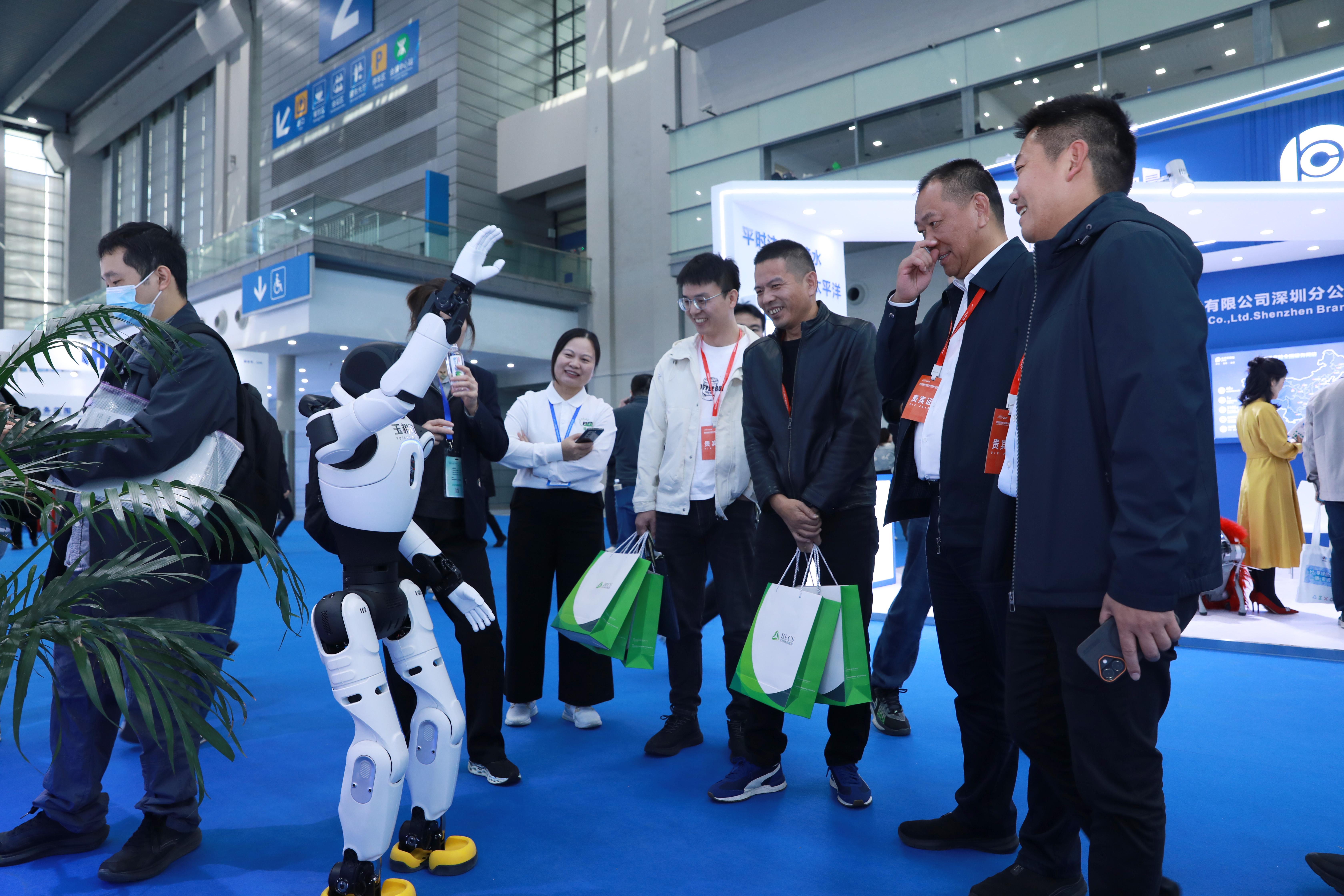 阳光S300多功能清扫机器人在深圳发布(图2)